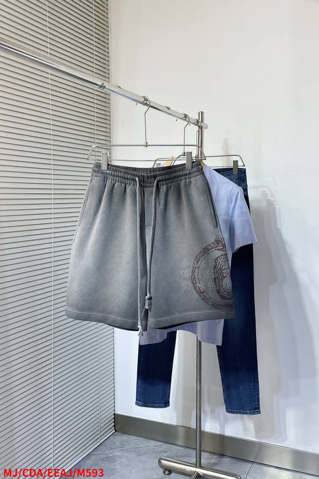 M593 Mj马吉拉 Maison Margiel 2025春夏新款男女同款休闲短裤，同步发售！定制专属洗水纯棉面料，裤腿烧花Logo设计！简约大方，从容百搭，