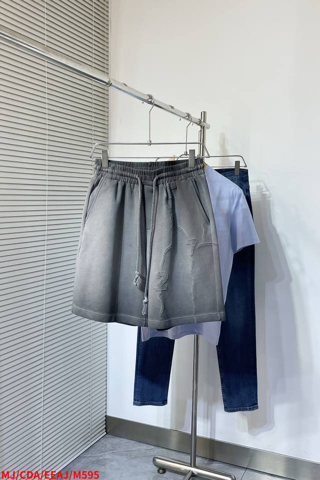 M595 Mj马吉拉 Maison Margiel 2025春夏新款男女同款休闲短裤，同步发售！定制专属洗水纯棉面料，裤腿烧花Logo设计！简约大方，从容百搭，