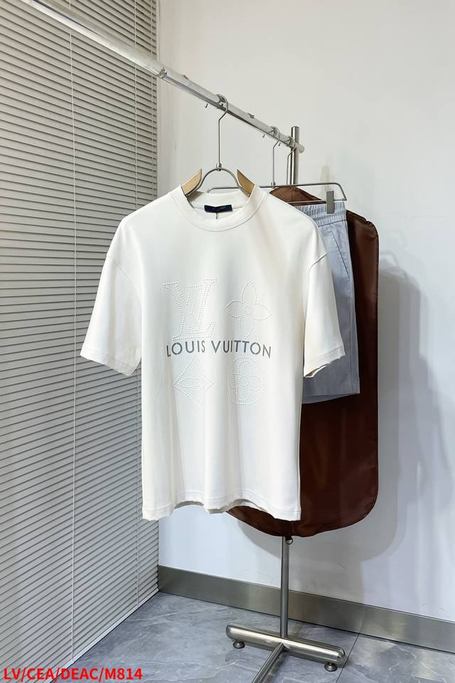 M814 Lvlouis Vuitton 2025春夏新款采用日本热压技术 珍珠短袖字母T恤 这款 Louis Vuitton T恤采用优质日本尖端纯棉面料制成