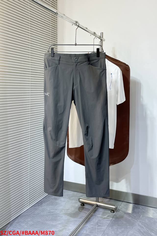 M870 Sza*Rcteryx男款 Konseal Pant 耐磨防风功能多样休闲长裤 如果你正在寻找一条有型百搭又实用的男裤，那这条绝对是众望~ 官网在售1