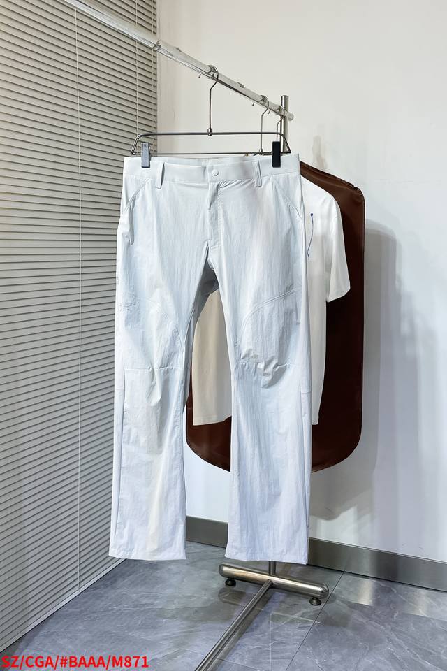 M871 Sza*Rcteryx男款 Konseal Pant 耐磨防风功能多样休闲长裤 如果你正在寻找一条有型百搭又实用的男裤，那这条绝对是众望~ 官网在售1