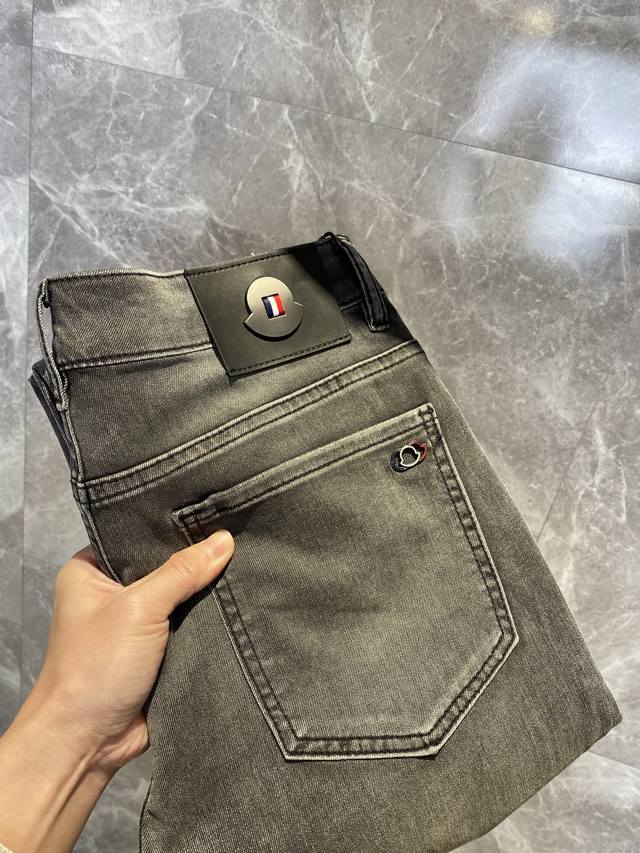 Moncler蒙口 2025Ss春夏新款男士牛仔裤 精选进口丹宁牛仔面料 重工环保洗水 手感柔和 兼备耐磨性 版型小直筒 微弹力显瘦修身，细节完美，五金辅料精选