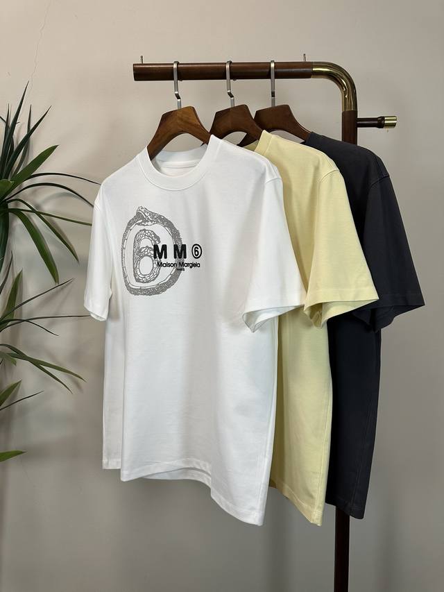 Mm6 马吉拉 2025新款 圆领 短袖 T恤 高端版本！专柜定制面料 透气舒适度高，细节无可挑剔，品牌元素设计理念，体现高品质。手感细腻柔软！呈现休闲裁剪，上