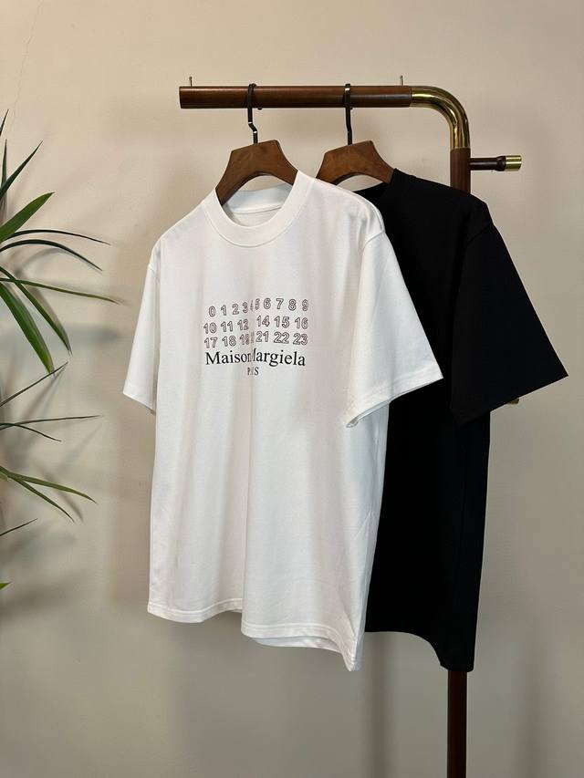 Mm6 马吉拉2025新款 圆领 短袖 T恤 高端版本！专柜定制面料 透气舒适度高，细节无可挑剔，品牌元素设计理念，体现高品质。手感细腻柔软！呈现休闲裁剪，上身