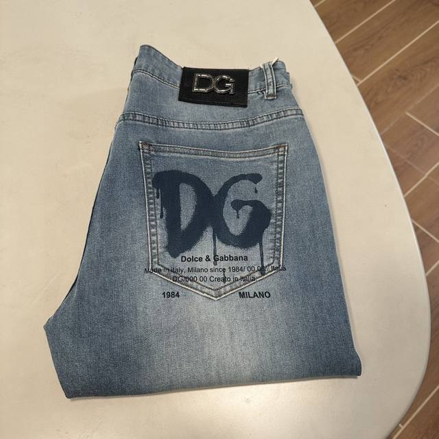 Dg 杜嘉班纳独家专供新款 牛仔裤，高端版本！专柜定制面料 透气舒适度高，细节无可挑剔，品牌元素设计理念，体现高品质。手感细腻柔软！呈现休闲裁剪，上身版型超赞！