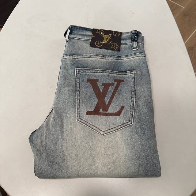 Lv 路易威登 2025春夏新款现货上市，原单爆款牛仔裤超级定制款，原版五金，超级重工工艺，版型超赞细节做工无可挑剔！款式不挑人，特别高档，好货不等人，看中赶紧