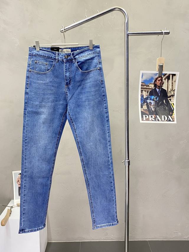 Burberry巴宝莉独家专供新款休闲牛仔裤高端版本 专柜定制面料 透气舒适度高，细节无可挑剔，品牌元素设计理念，体现高品质。手感细腻柔软！呈现休闲裁剪，上身版
