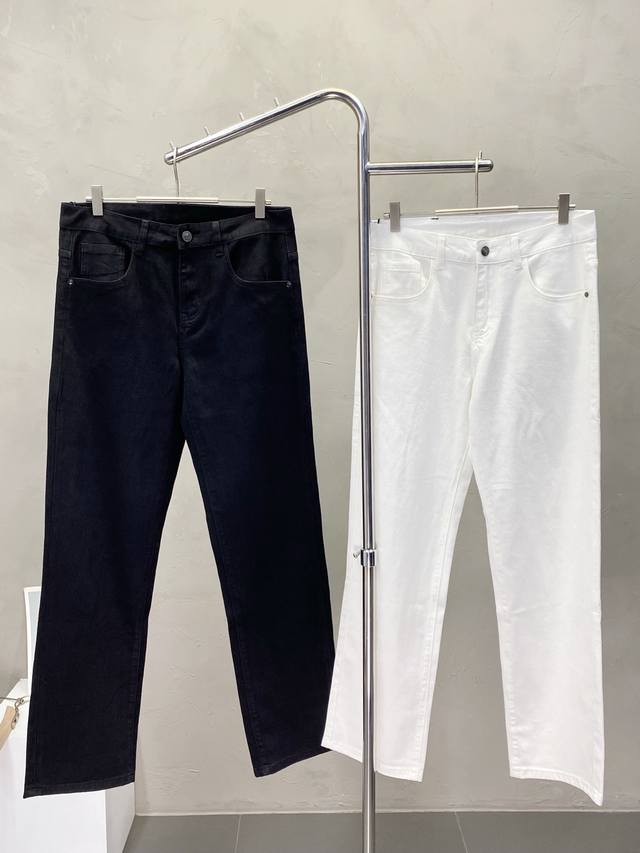 Moncler蒙口独家专供新款休闲牛仔直筒裤高端版本 专柜定制面料 透气舒适度高，细节无可挑剔，品牌元素设计理念，体现高品质。手感细腻柔软！呈现休闲裁剪，上身版