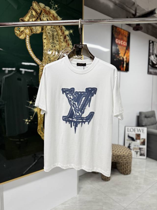 Lv 专柜最新爆款 2025春夏新款首发专柜最新款短袖圆领T恤 高端订制 品牌Logo水晶印花凹凸开模工艺组合，大牌范儿十足，高端定制丝光云朵棉面料.手感柔软.