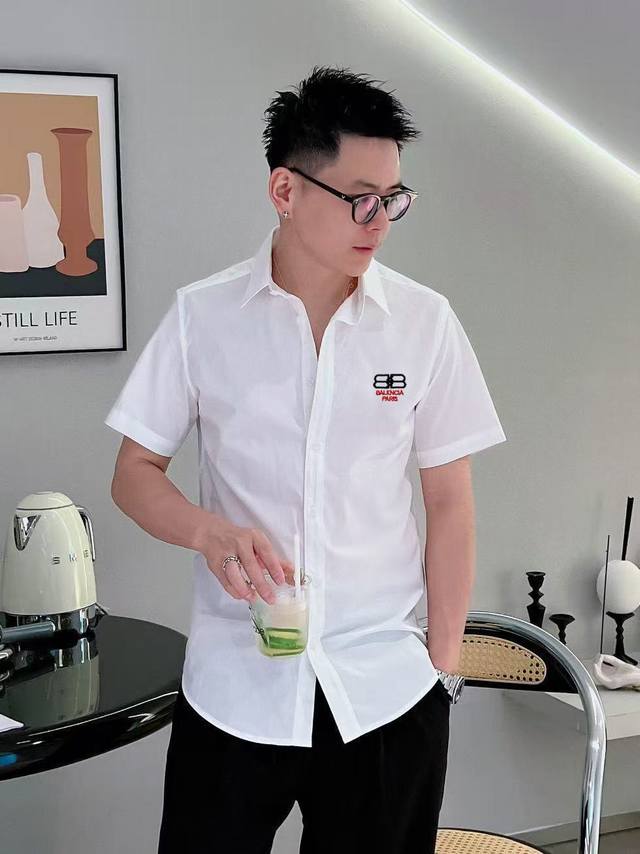 巴黎世家 2025春夏新款男士原单休闲短袖衬衫 官网同步发售 简洁时尚百搭 高端品质无缝切割包边 刺绣Logo图案设计 定制进口锦氨天丝棉面料 弹力大 不起皱