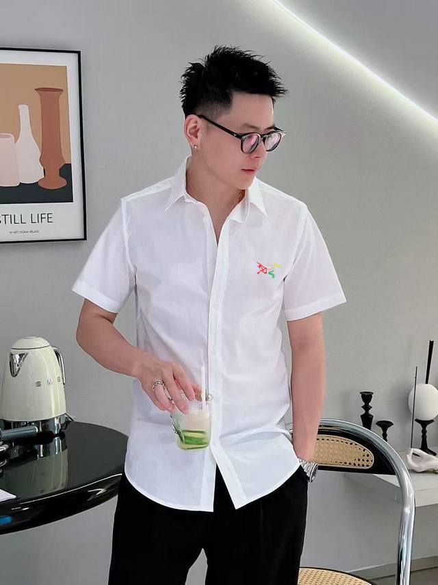 始祖鸟 2025春夏新款男士原单休闲短袖衬衫 官网同步发售 简洁时尚百搭 高端品质无缝切割包边 刺绣Logo图案设计 定制进口锦氨天丝棉面料 弹力大 不起皱 穿