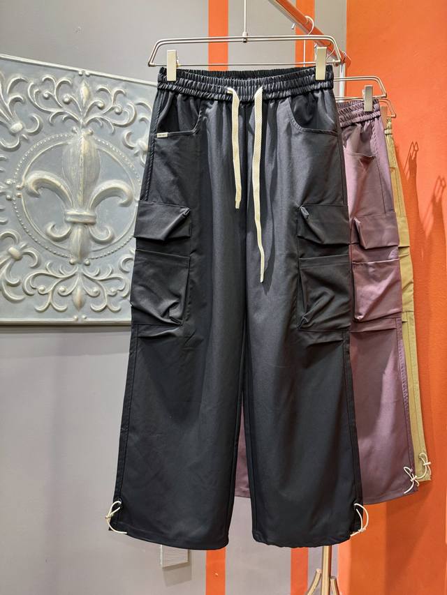 Prada 普拉达 2025 新品爆款休闲裤，精选优质面料，确保舒适度和透气性，同时保持面料的耐用性。独特的风格刺绣，展现个性化和艺术感。适合追求时尚潮流的消费