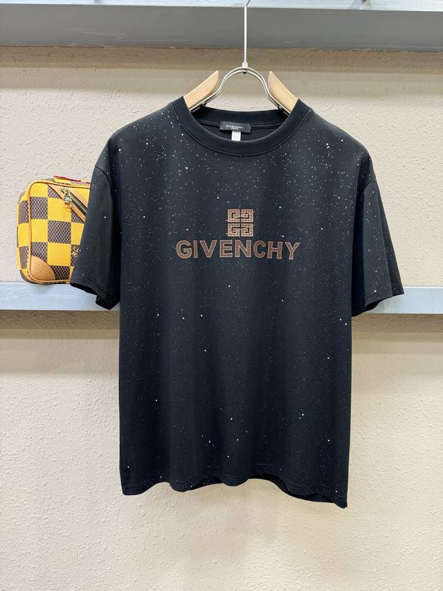 Givenchy 纪梵希 2025春夏新品短袖，进口原版面料，手感柔软。顶级进口私货，时尚设计潮流短袖，不失奢华 品质毋庸置疑 上身效果超赞，奢华官网同款！尺码