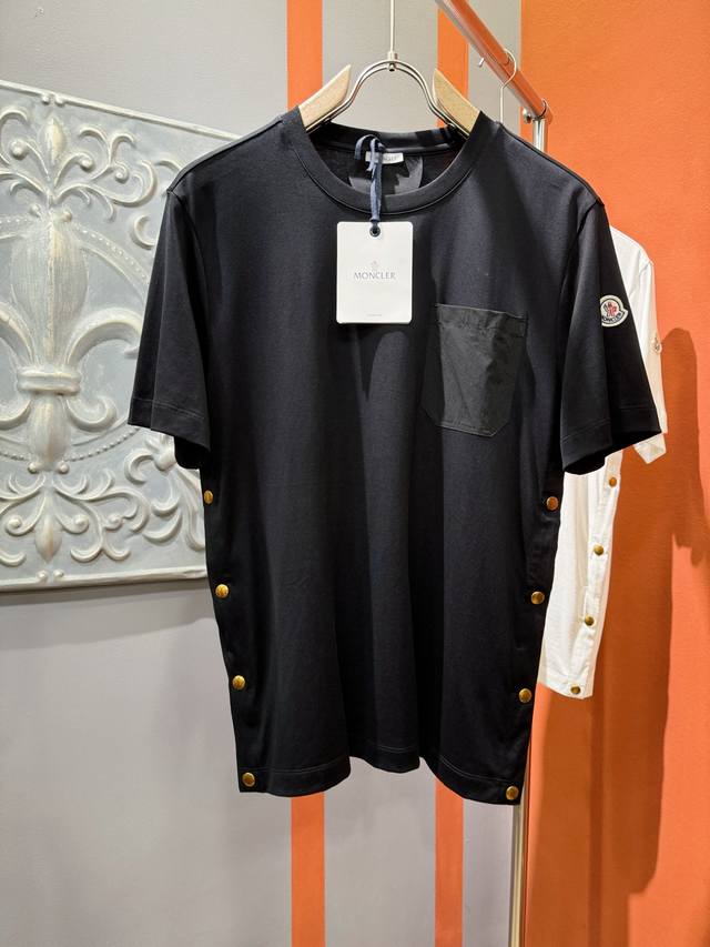 Moncler蒙口 顶级品质 2025款新品短袖！精选顶级原版面料，手感柔软。顶级进口私货，时尚设计潮流短袖，不失奢华 品质毋庸置疑 上身效果超赞，奢华官网同款