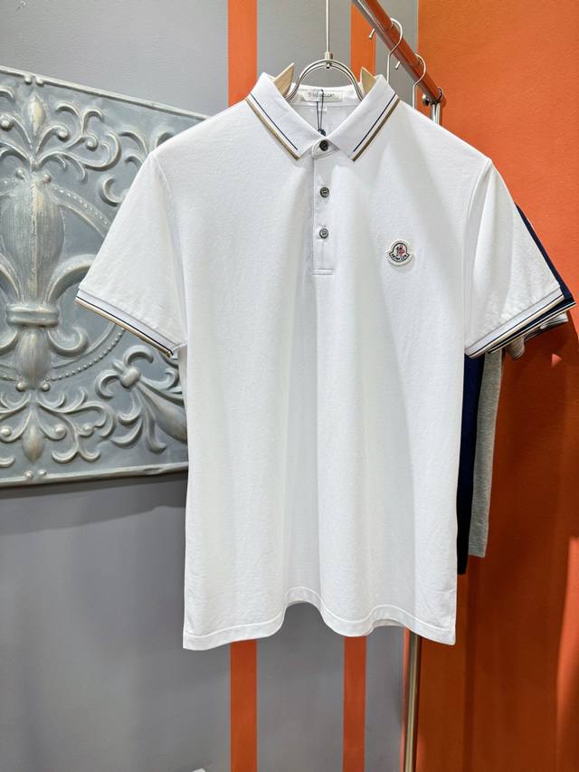 Moncler蒙口 2025官方春夏新款 桑蚕丝面料，专柜同步上市 男士翻领短袖Polo衫，高端主线系列，质感一流，亲肤性极佳，触感丝滑细腻，时尚三扣开合门襟设