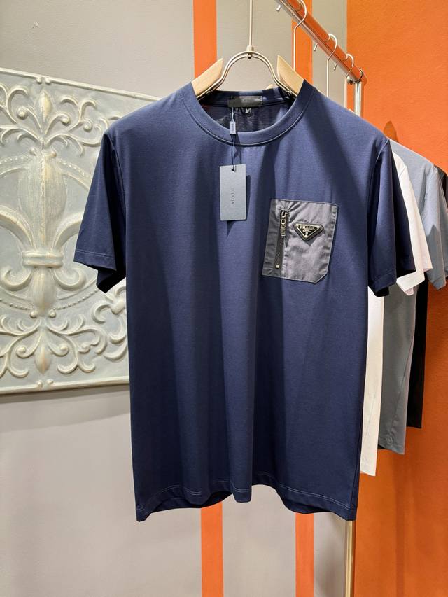 Prada 普拉达 顶级品质 2025款新品短袖！精选顶级丝光棉面料，手感柔软。顶级进口私货，时尚设计潮流短袖，不失奢华 品质毋庸置疑 上身效果超赞，奢华官网同