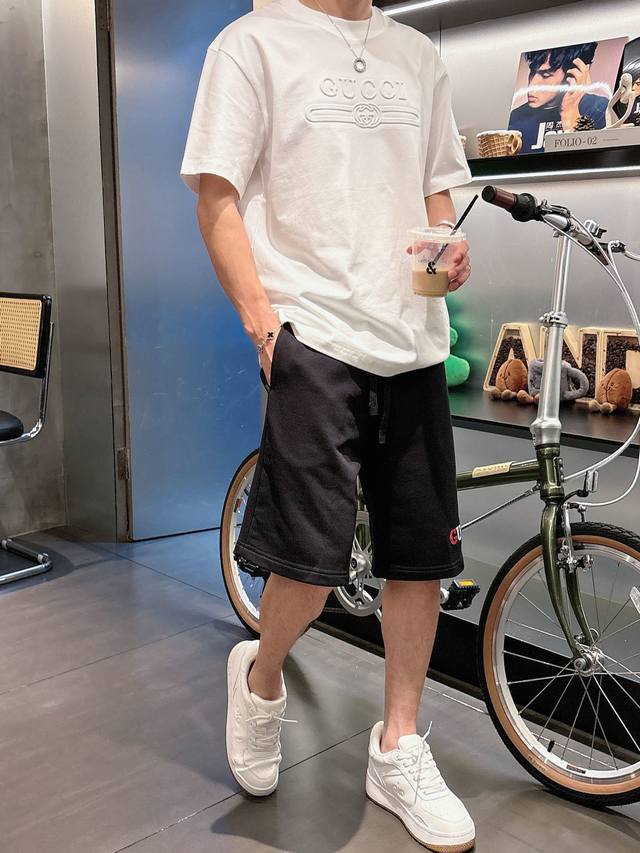 Gucc*I 经典款男士基础款T恤！品牌字母设计.胸前字母Logo凸凹感压花工艺大大提升了整体细节感.瞬间将颜值度拉满！！！ G纯棉面料.舒适柔软.透气性好！