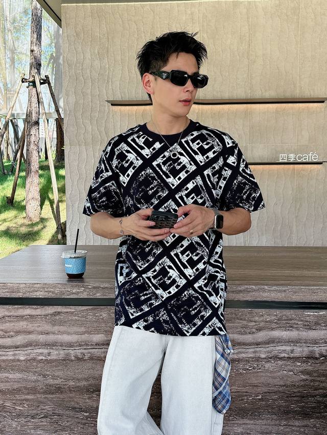 Fendi 25Ss新款圆领满印短袖T恤！Ff印花工艺，纯棉面料，柔软亲肤细腻。做工细致，厚度适中。时尚减龄百搭。 颜色：黑色 白色 尺码：M-3Xl