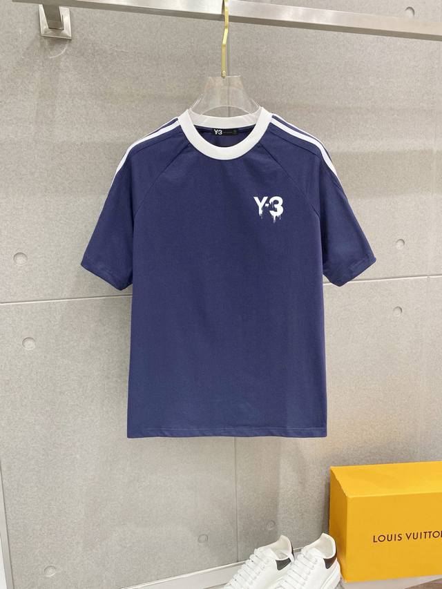 Y3 25官网同步发售 欧美流行趋势 洗水分层工艺 洗水纯棉面料 织带肩部拼接 提升档次 柔软舒适细腻 大幅印花 提升档次 宽松版型更显气质。M-2Xl 下单提