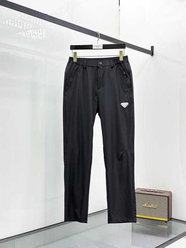 普拉达春夏25Ss休闲裤金典再次出现，原单订制高品质时尚休闲裤。超级百搭款。独家定制面料，挺阔有型，贴身舒适。原版定制专柜最新五金辅料。超靓版型、上身显腿修长，