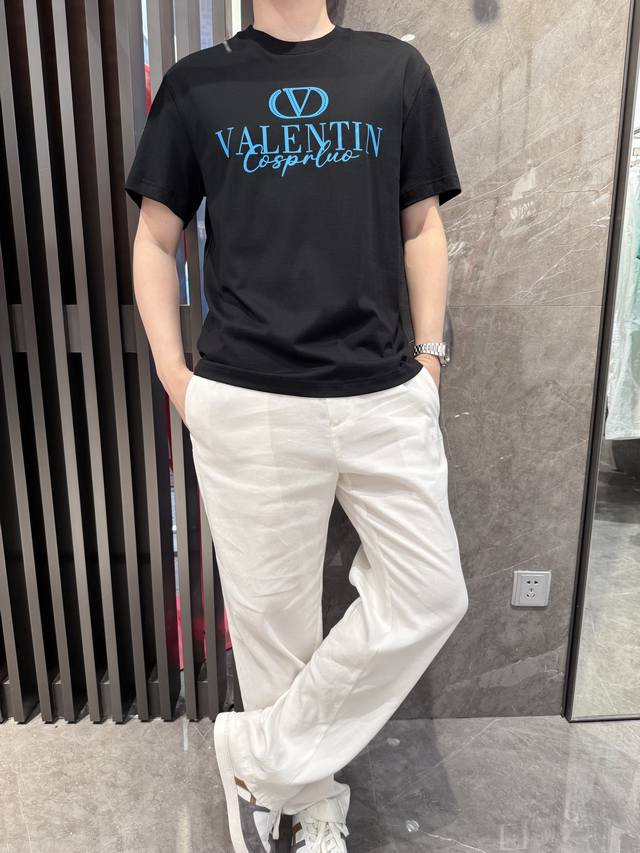 华伦天奴-2025最新T恤出货 欧美热销单品！精选意大利进口品牌百分百欧货棉面料，最新的品牌标志设计，彰显时尚 ！码数：48-56 模特180 140穿50，配
