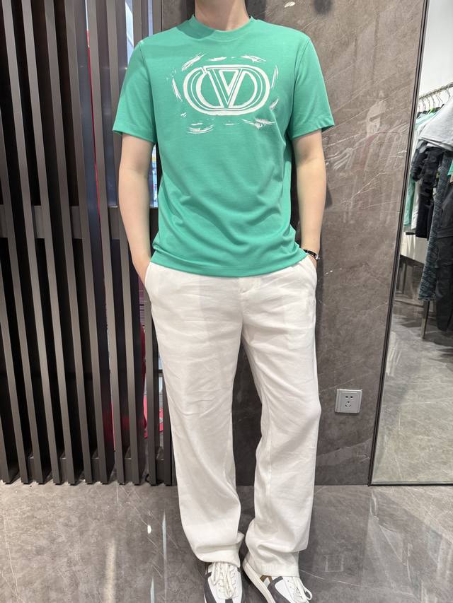 华伦天奴-2025最新T恤出货 欧美热销单品！精选意大利进口品牌欧货棉面料，最新的品牌喷墨印花设计，彰显时尚 ！码数：48-56 模特180 140穿50，配香