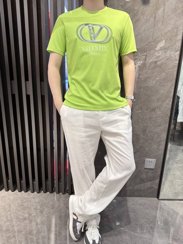 华伦天奴-2025最新T恤出货 欧美热销单品！精选意大利进口品牌长绒棉面料，最新的品牌标志设计，彰显时尚 ！码数：48-56 模特180 140穿50，配香港连