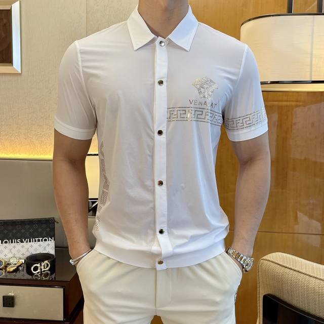V思哲 2025Ss年春夏最新大爆款开衫短袖T恤，定制进口高级棉面料，时尚大牌元素Logo点缀，会呼吸的面料，质感细腻柔软，贴身冰爽顺滑。吸湿排汗，简约大方又不