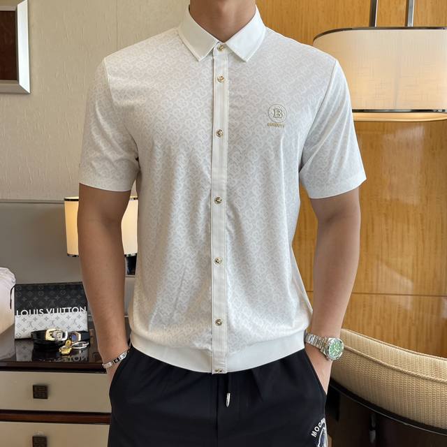 巴宝莉- 2025Ss春夏新款Polo领短袖系列。精选顶级天丝棉面料，三标齐全！时尚大牌元素Logo工艺设计，上身版型超赞，面料细腻舒适透气，随意搭配都超级好看
