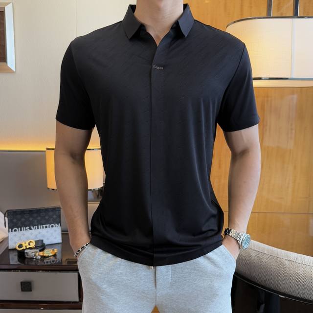 杰尼娅 2025Ss蛇年春夏新款Polo领短袖系列。精选优质丝光棉面料，时尚大牌元素Logo设计，上身版型超赞，面料细腻舒适透气，随意搭配都超级好看时尚型男必备