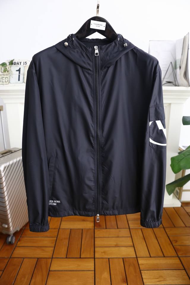 华伦天奴. 25夏季新品！时尚男士连帽防晒衣奢华品牌经典Logo设计高级定制 任何人都可以轻松驾驶 进口高档顶级速干面料 手软舒适有型 保暖极佳，奢华时尚工艺款