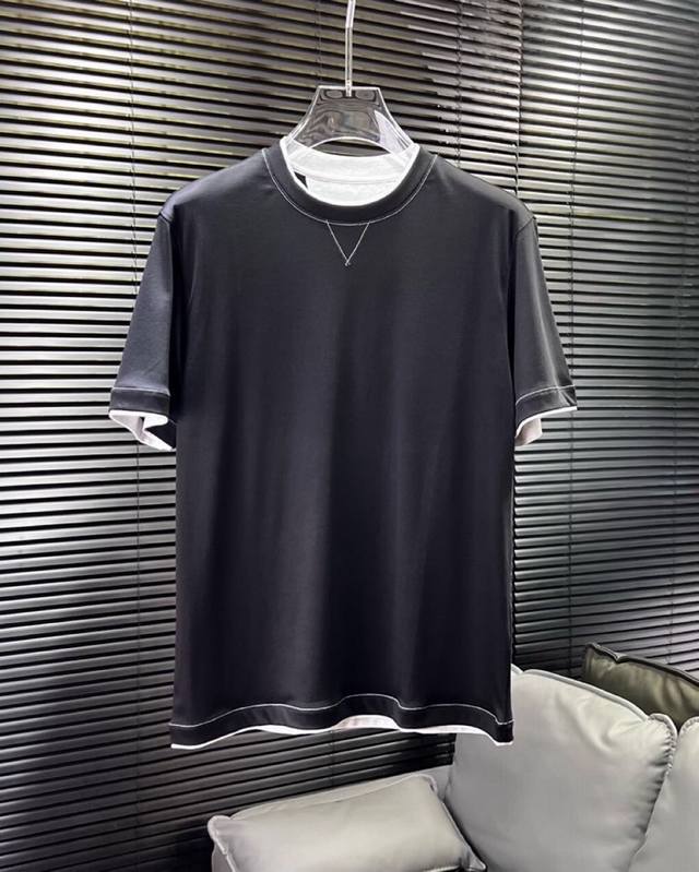 Brunello Cucinelli Bc假两件、叠穿时髦精，盛夏的慵懒“小心机” 25年新作#Brunellocucinell#撞色边假叠层短袖圆领T恤。加上