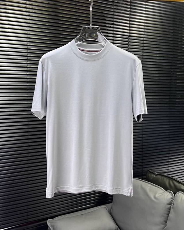 Loro Piana 诺悠翩雅L年春夏Lp同款同版型，合身短袖圆领T恤，剪裁经典，是高品位人士衣橱中的一款雅致单品。很好搭配任何裤装，呈现不同风格。搭配轻奢西裤
