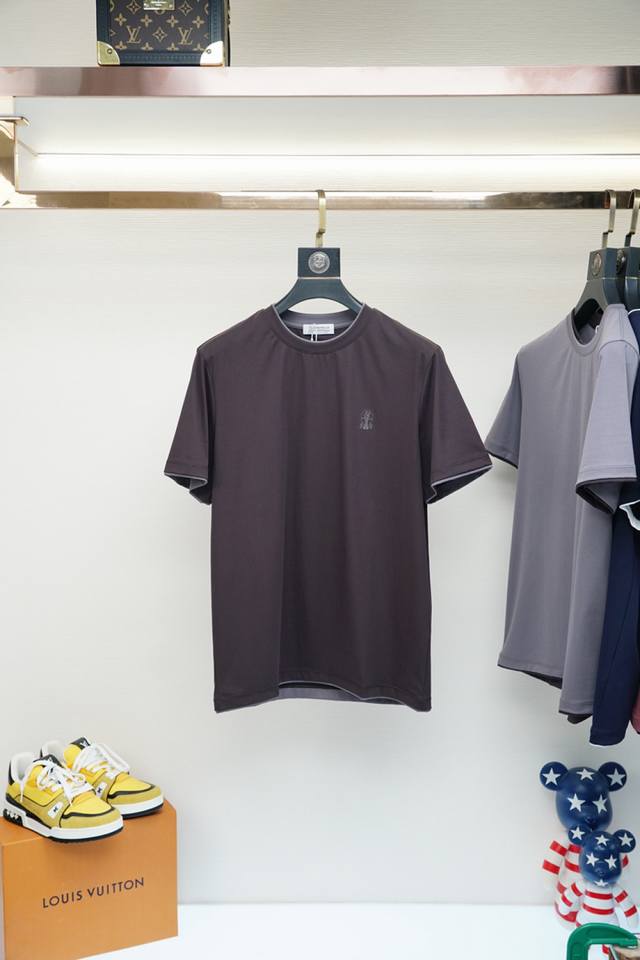 布鲁提-2025春夏系列新品 男士圆领短袖奢华品牌胸前刺绣Logo标识标注上身就能体会这款设计带来的年轻与时尚感！整体时尚而有潮流，采用顶级欧洲双面丝光棉面料