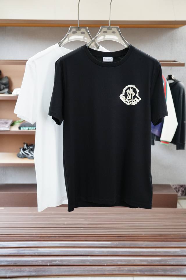 蒙口-2025春夏系列新品 男士圆领短袖奢华品牌胸前数码印花Logo标识标注上身就能体会这款设计带来的年轻与时尚感！整体时尚而有潮流，采用顶级欧洲双面丝光棉面料