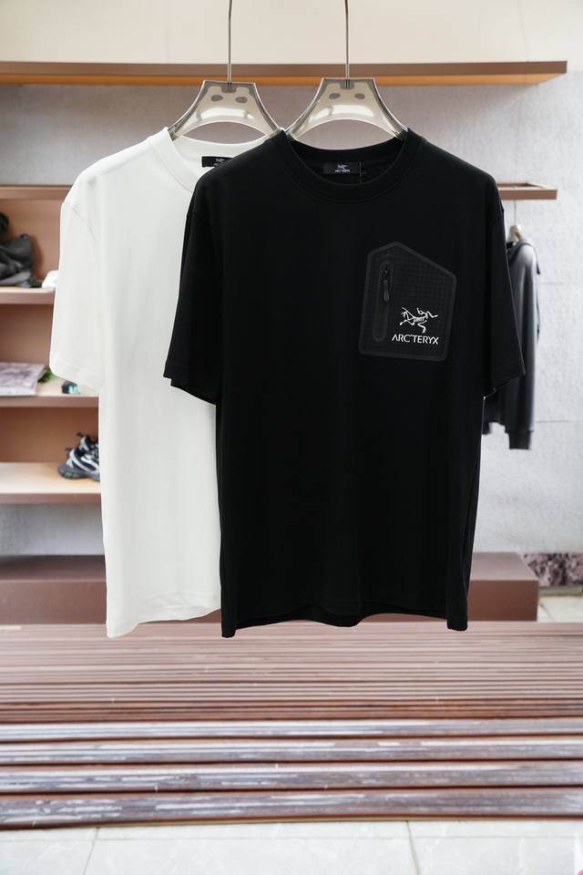 始祖鸟 2025春夏系列新品 爆款返单推荐 圆领短袖T恤。选用进口欧棉，以天然植物纤维提炼出来，手感柔软，穿着舒适，完全不易有刺激皮肤，这样的面料吸湿性、透气性
