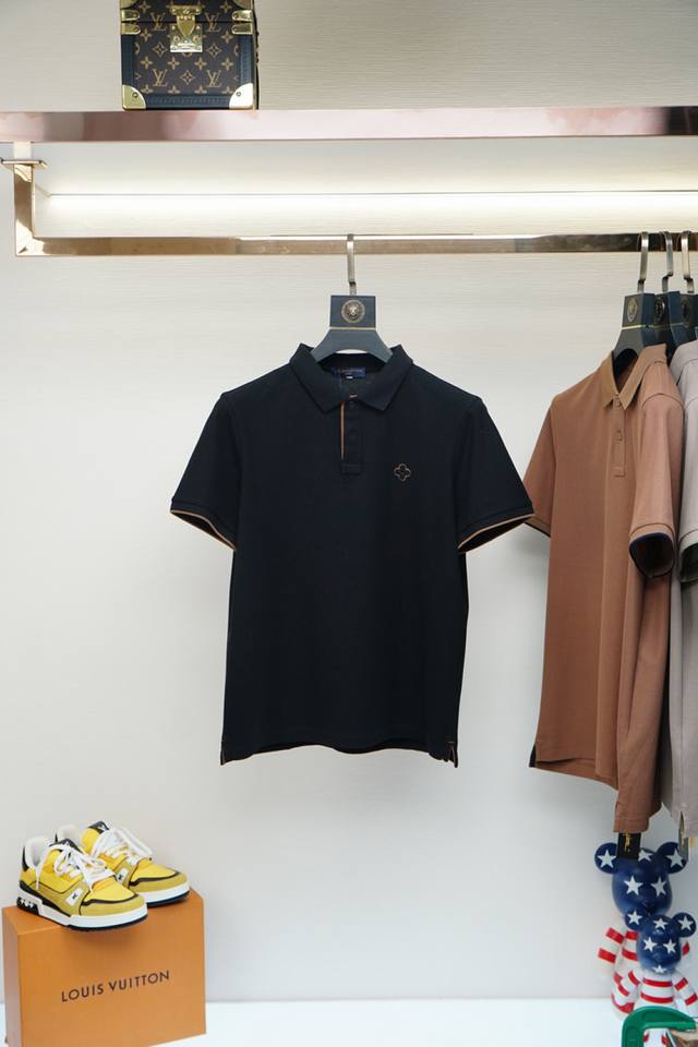 Lv 路易威登 重磅推荐！2025夏季新品 专柜在售 时尚高端男装Polo-胸前Logo个性时尚 进口顶极高密度丝光珠地，极为亲肤舒适 摸上去非常的细腻，质感很