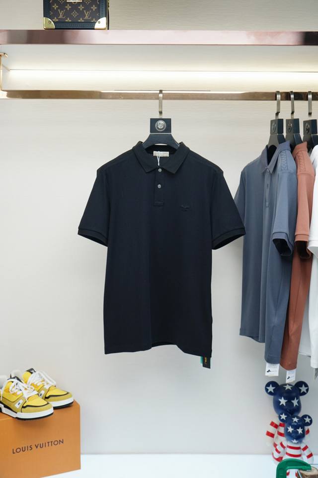 Bv- 重磅推荐！2025夏季新品 专柜在售 时尚高端男装Polo-胸前Logo个性时尚 进口顶极高密度丝光珠地，极为亲肤舒适 摸上去非常的细腻，质感很好，舒软
