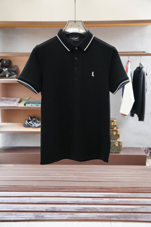Ysl-圣罗兰 重磅推荐！2025早春。新品 专柜在售 时尚高端男装Polo-胸前Logo个性时尚 进口顶极高密度丝光珠地，极为亲肤舒适 摸上去非常的细腻，质感