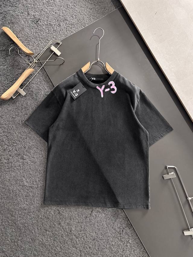 Y-3 2025春夏新款首发专柜最新款短袖圆领T恤 高端订制 设计前卫时尚！品牌Logo重工艺设计 高端定制面料.手感柔软.穿着舒适.专柜级别精致车线.做工精细