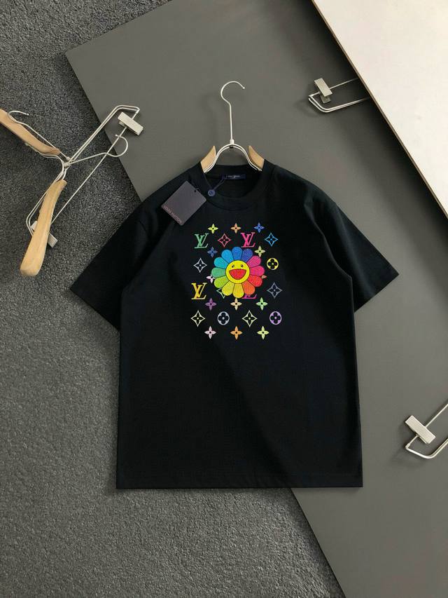 Lv 2025春夏新款首发专柜最新款短袖圆领T恤 高端订制 设计前卫时尚！品牌Logo重工艺设计 高端定制面料.手感柔软.穿着舒适.专柜级别精致车线.做工精细.