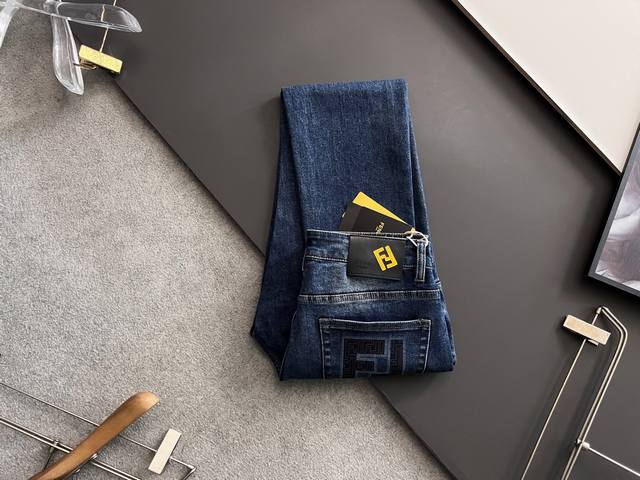 Fend*、25Ss秋冬重工水洗休闲牛仔裤，进口原版水洗弹力面料，舒适有弹性，独特设计，版型超正，舒适透气，档次极高，专柜品质，上身帅气十足，码数：29-40