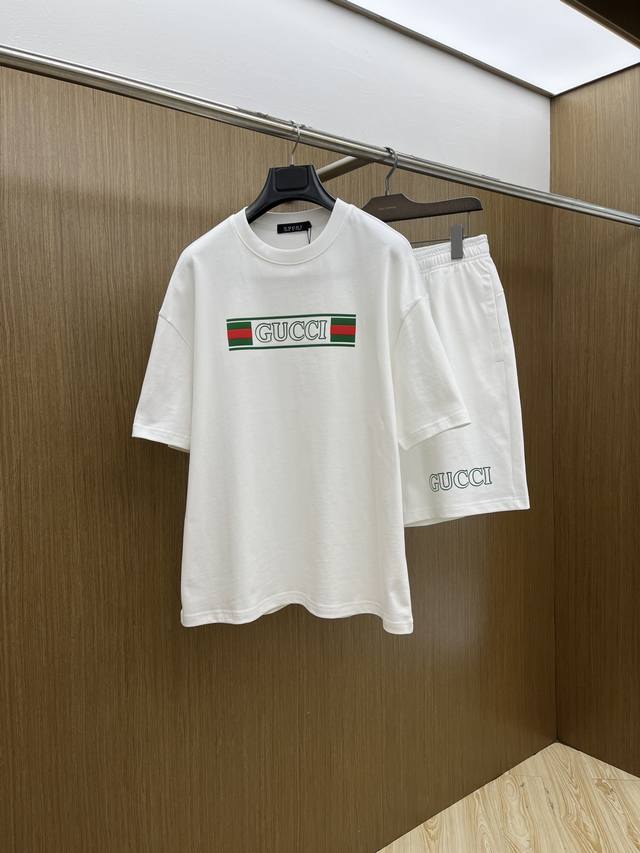 新款 套 Guc 2630春夏最新款休闲短裤短袖套装，男女款 贸易公司渠道稀出，同步官网发售！基本每一季都会有它的背影所在，期待着所有潮男潮女们的演绎！此款选用
