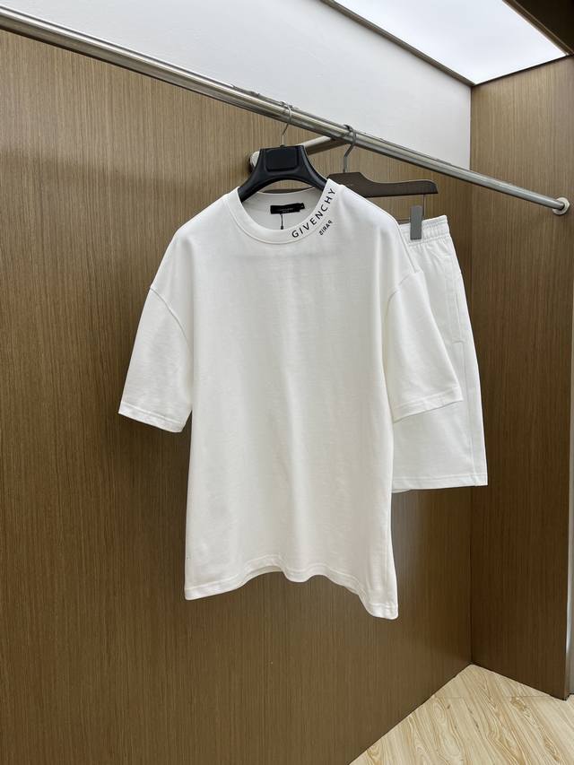 新款 套 Gvc 2630春夏最新款休闲短裤短袖套装，男女款 贸易公司渠道稀出，同步官网发售！基本每一季都会有它的背影所在，期待着所有潮男潮女们的演绎！此款选用