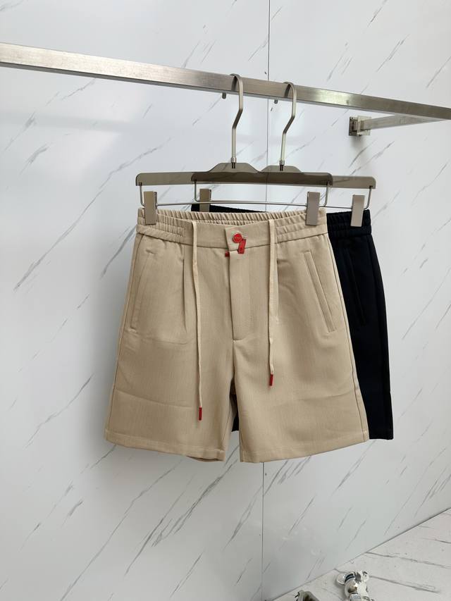 Kiton 2025春夏季新款，最新休闲短裤。原版裤型上身休闲百搭、随性慵懒范，高级定制面料，订制工艺 舒适感爆棚。高端大气，夏天的味道有没有，首选 码数：M-