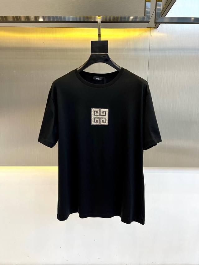 纪梵希、2025春夏男士新款圆领短袖T恤。进口定织面料100%纯棉、面料手感丝滑柔软，透气亲肤性极佳，着身无比的舒适，整体质感相当之高！衣身胸前标志性Logo，