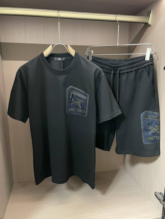 始祖鸟 圆领短袖短裤套装 半袖套装顶级版本贸易公司渠道订单，海外精品独家限定发售，经典即永恒，入手绝对值的！这种类型的套装也是懒人必备的一套，不用想怎么搭配，直