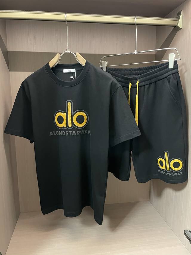 Alo 圆领短袖短裤套装 半袖套装顶级版本贸易公司渠道订单，海外精品独家限定发售，经典即永恒，入手绝对值的！这种类型的套装也是懒人必备的一套，不用想怎么搭配，直