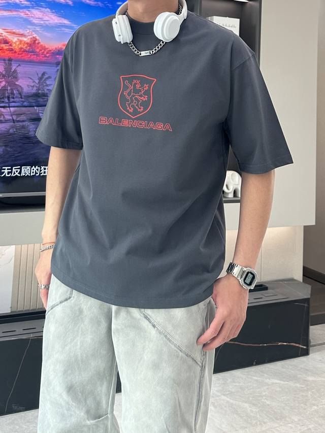 巴黎世家 2025春夏新款首发专柜最新款短袖圆领T恤 官网同款 高端订制 设计前卫时尚！品牌Logo重工艺设计 高端定纯棉面料.手感柔软.穿着舒适.专柜级别精致