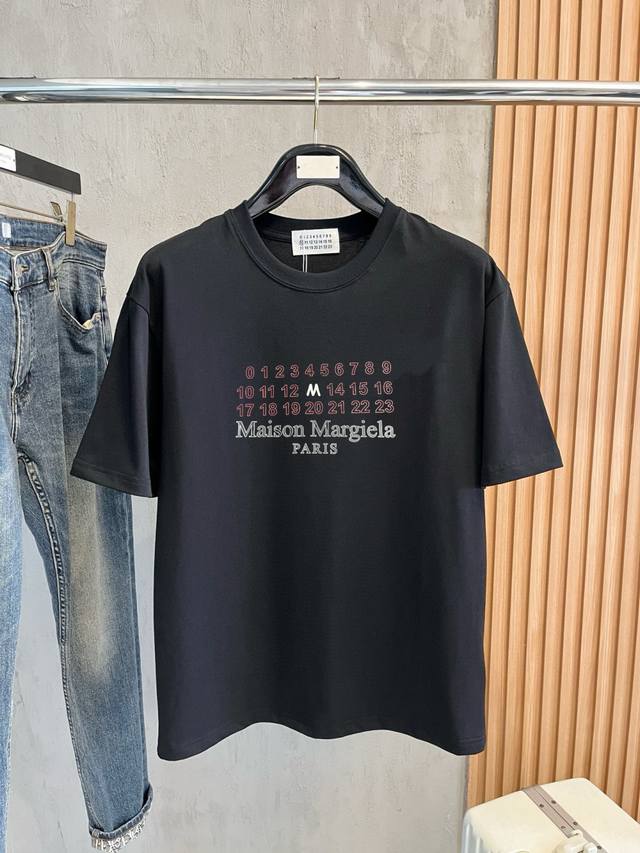 马吉拉家 2025春夏新款首发专柜最新款短袖圆领T恤 高端订制 设计前卫时尚！品牌Logo重工艺设计 高端定制面料.手感柔软.穿着舒适.专柜级别精致车线.做工精